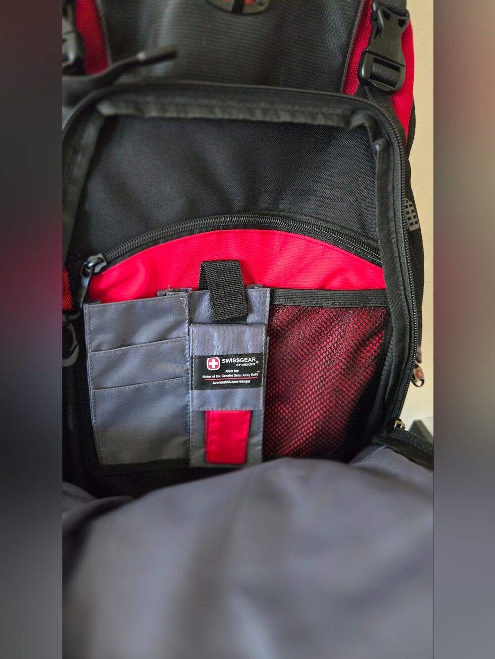 SwissGear Black & Red Men's Backpack - Durable Travel & Laptop Bag - Picture 8 of 13